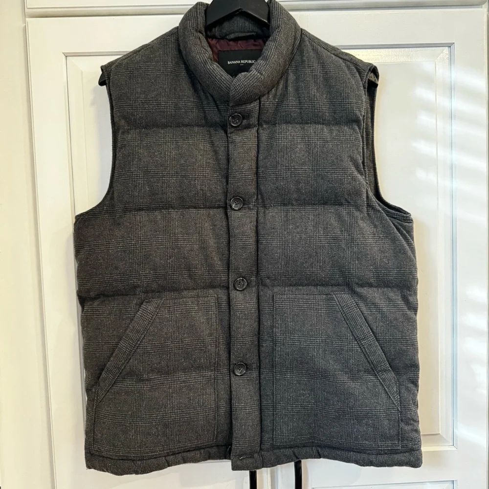 Banana‎ Republic Men's Gray Plaid Puffer Vest. Size Medium